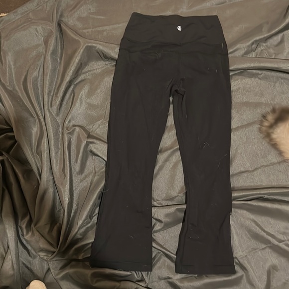 Lulu lemon capri flare pant. Barley worn. Absolutely no pilling - Picture 1 of 3